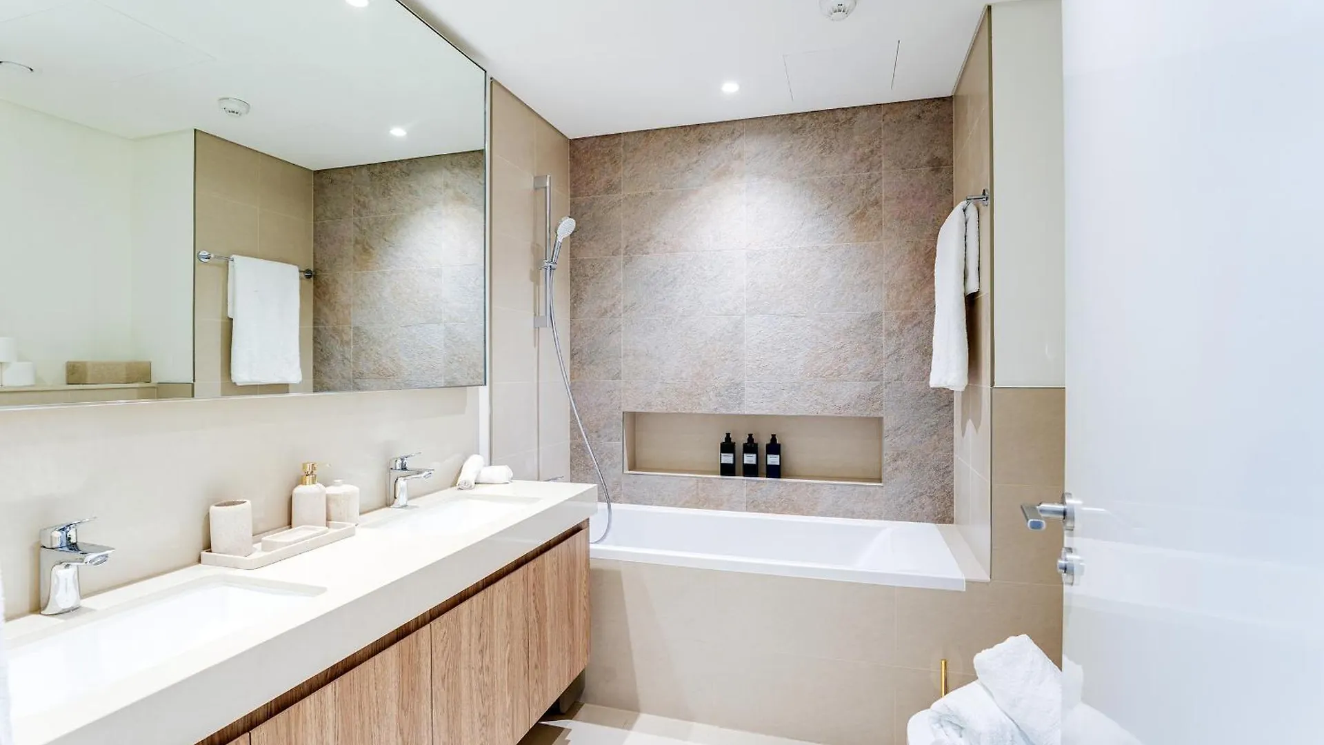 Luxury 2Br Burj Khalifa Views 5Min Walk Dubai Mall Apartment
